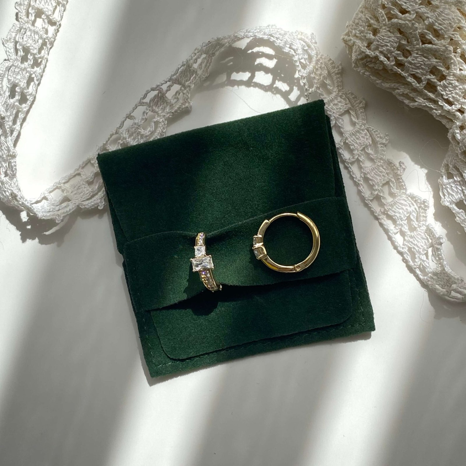 NOVA – Frame Cut | Baget Taş Detay Gold Küpe - Görsel 2