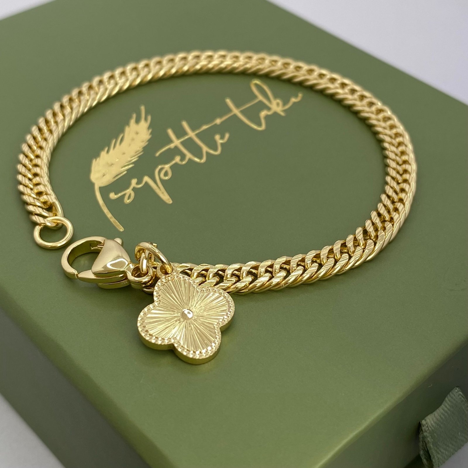 NOVA – Clover | Yonca Charm Altın Kaplama Zincir Bilekli