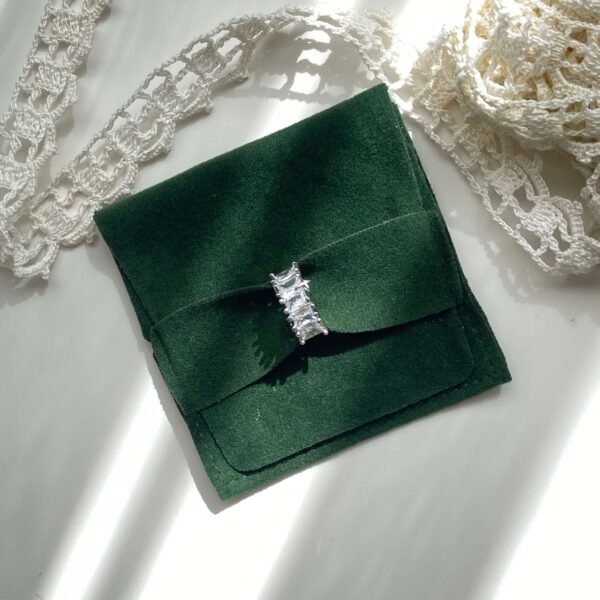LUXE LINE – Yoğun Baget Taşlı Silver Küpe