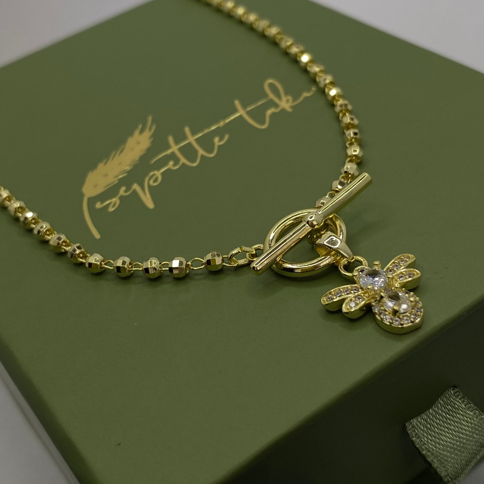 NOVA – Honey | Arı Figür Detay Gold Kolye